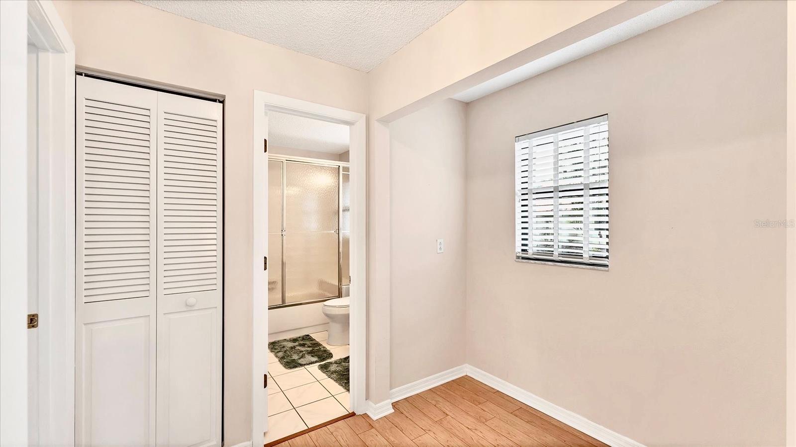 LAUREL HOLLOW - Residential