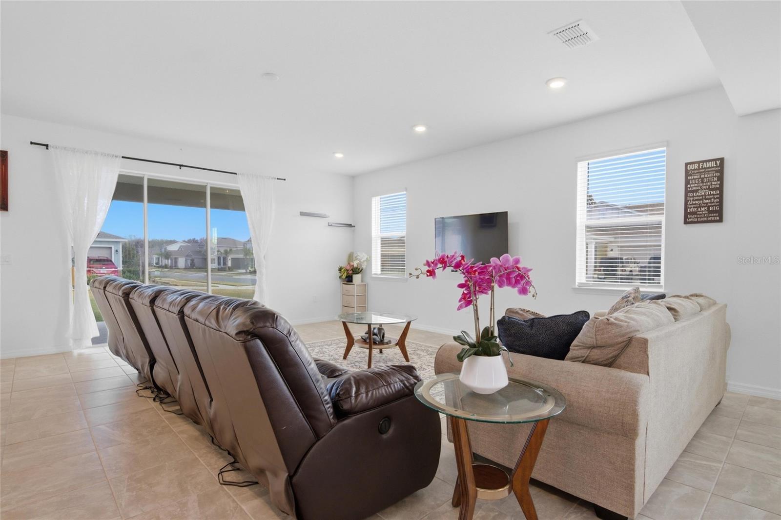 CALESA TOWNSHIP ROAN HILLS PH - Residential