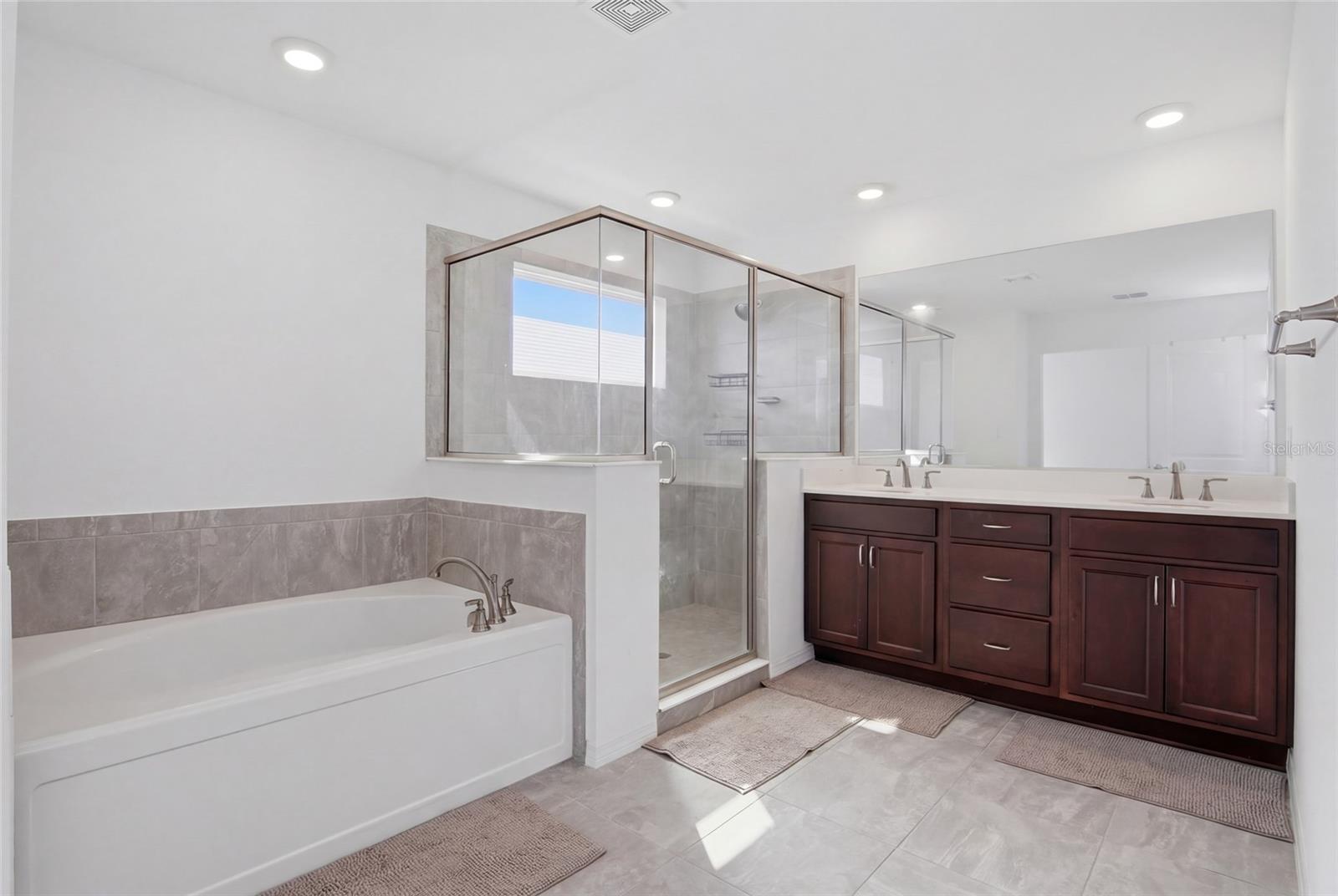 CALESA TOWNSHIP ROAN HILLS PH - Residential