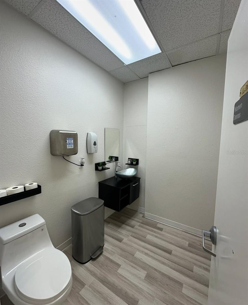 DREWTINA COMMERCE CENTER - Commercial Lease