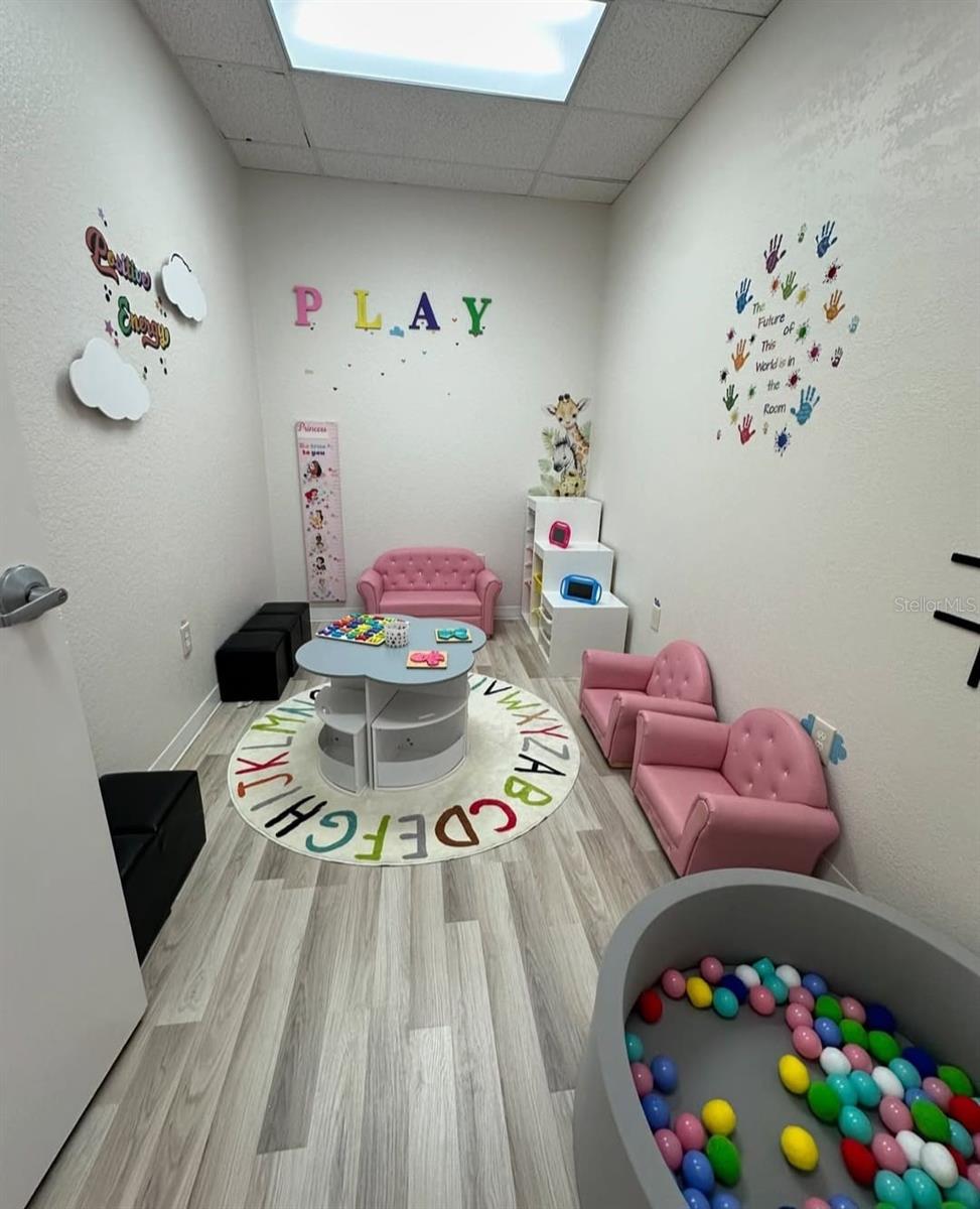 DREWTINA COMMERCE CENTER - Commercial Lease