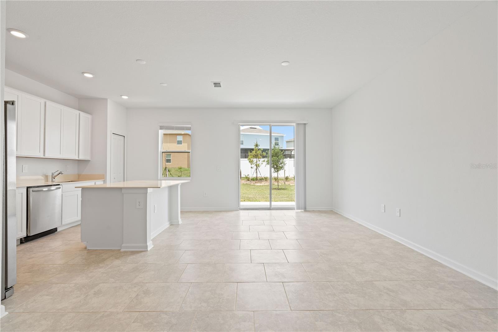 CHATEAU/ASTONIA - Residential Lease