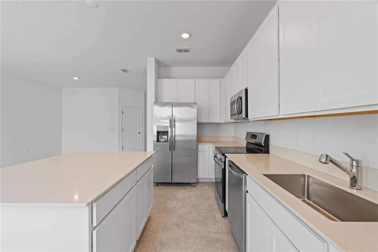 CHATEAU/ASTONIA - Residential Lease