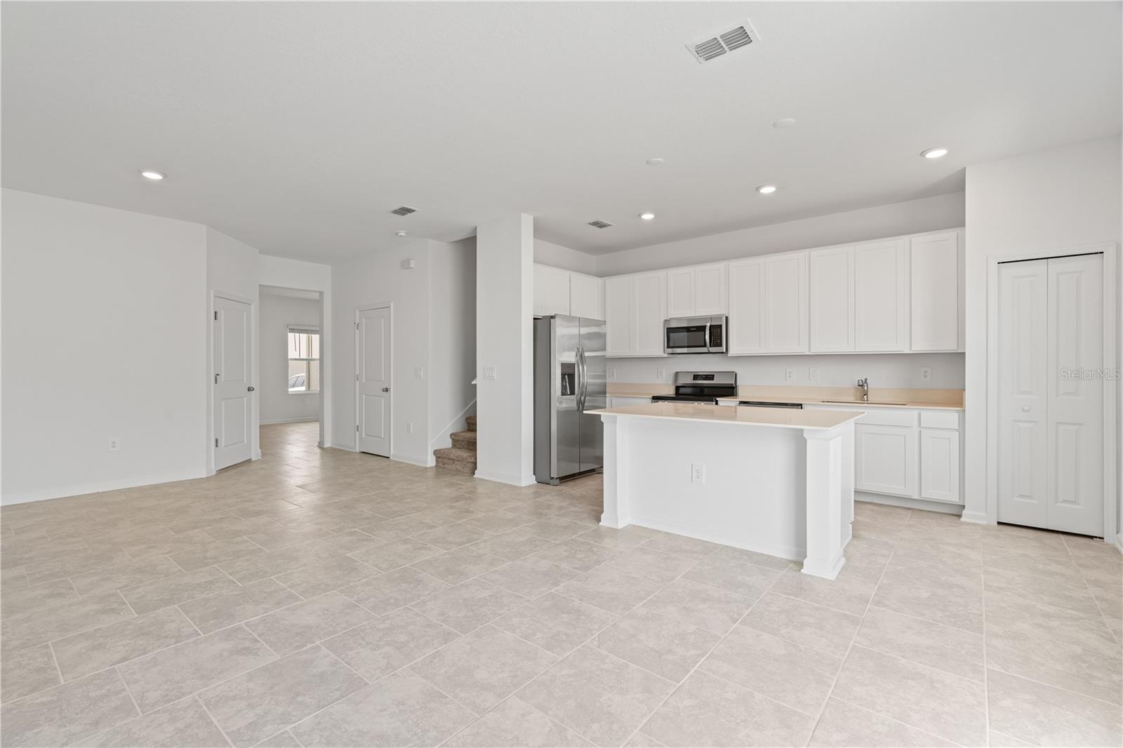 CHATEAU/ASTONIA - Residential Lease