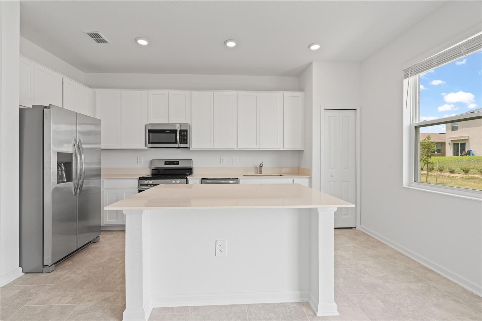 CHATEAU/ASTONIA - Residential Lease