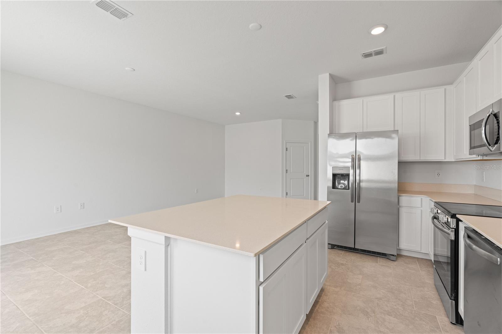 CHATEAU/ASTONIA - Residential Lease