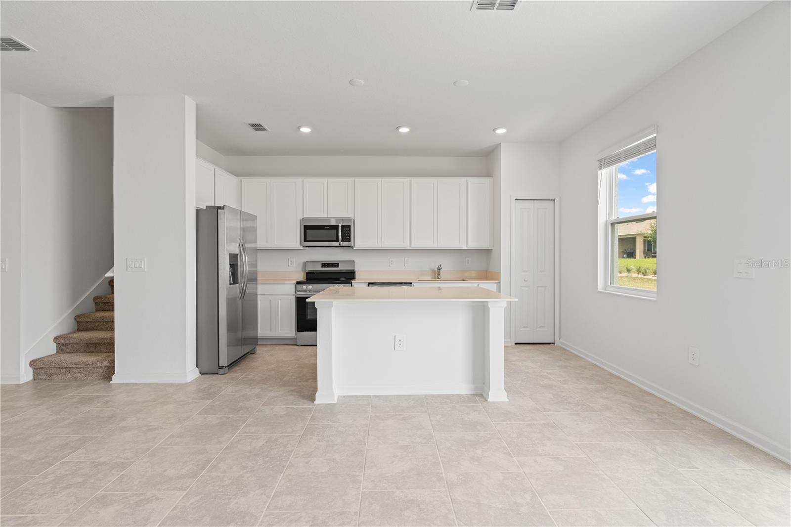 CHATEAU/ASTONIA - Residential Lease