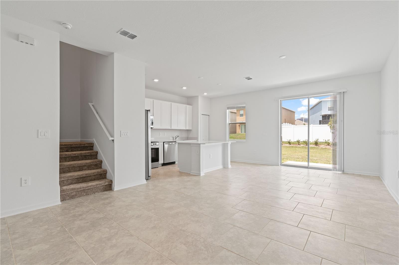 CHATEAU/ASTONIA - Residential Lease