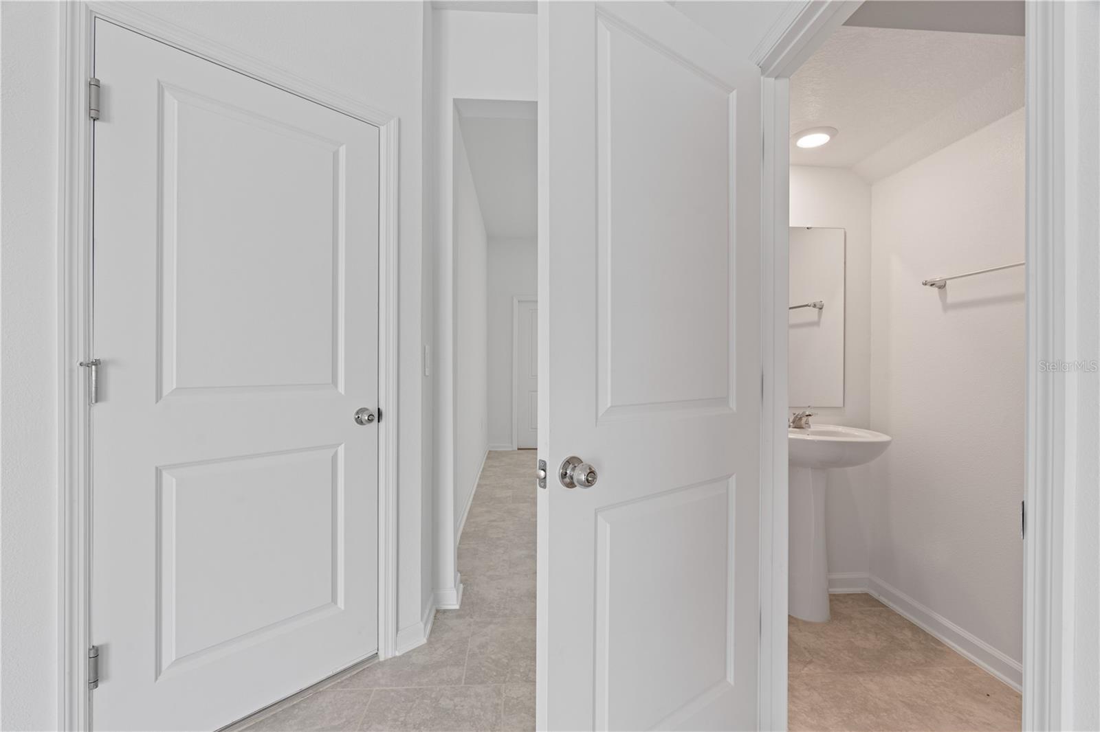 CHATEAU/ASTONIA - Residential Lease