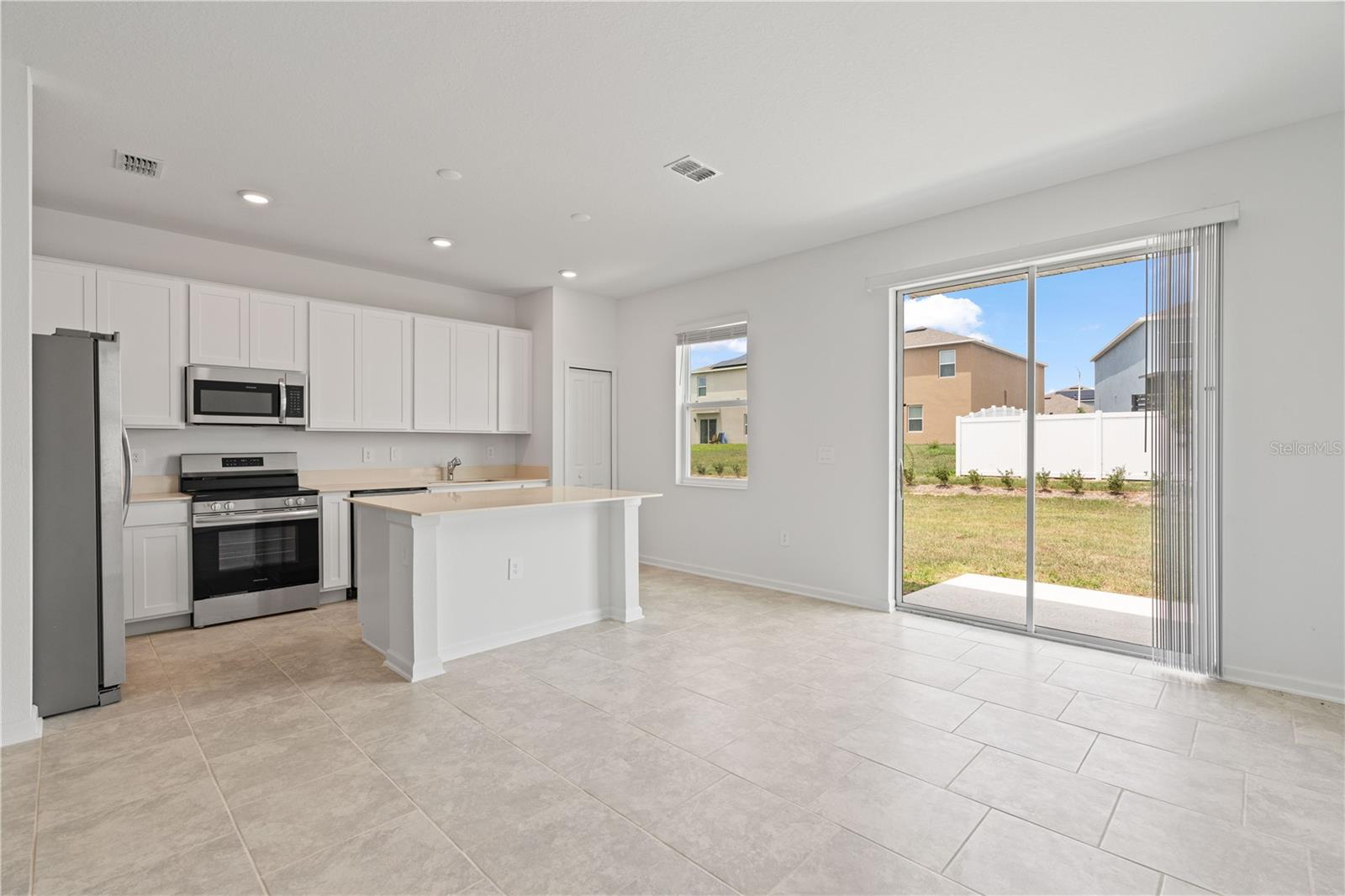 CHATEAU/ASTONIA - Residential Lease