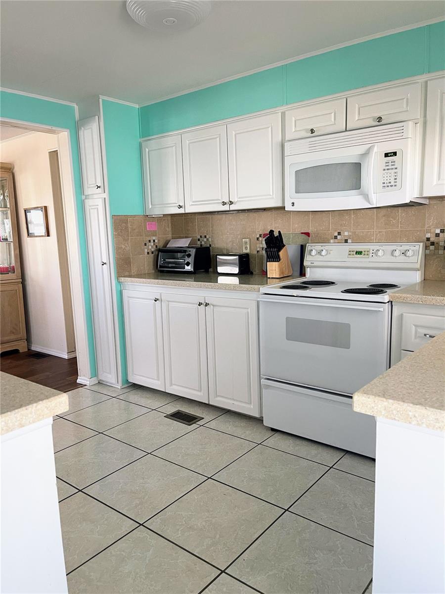 COUNTRY CLUB ESTATES - Residential