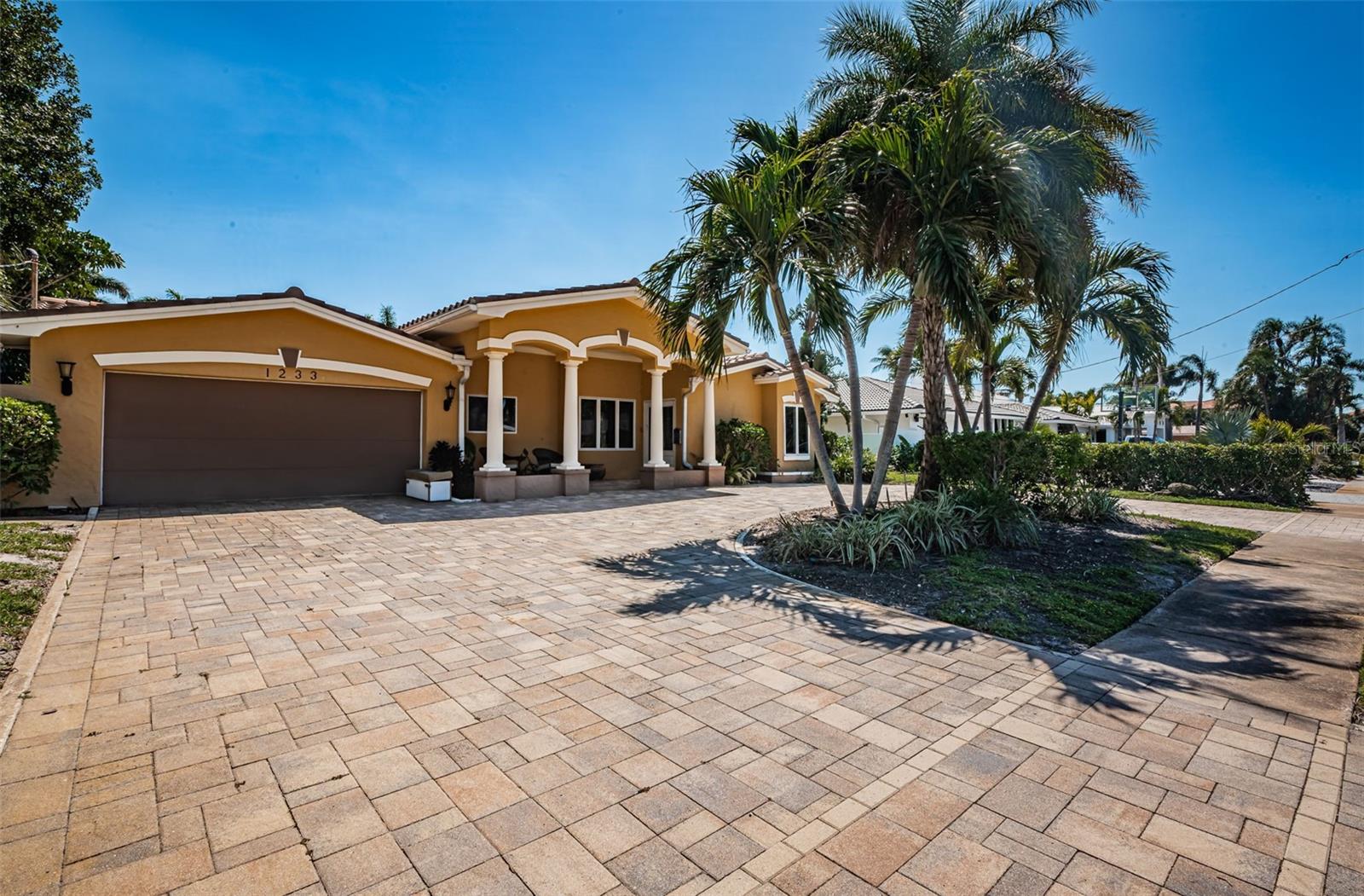 1233 EDEN ISLE DRIVE NE