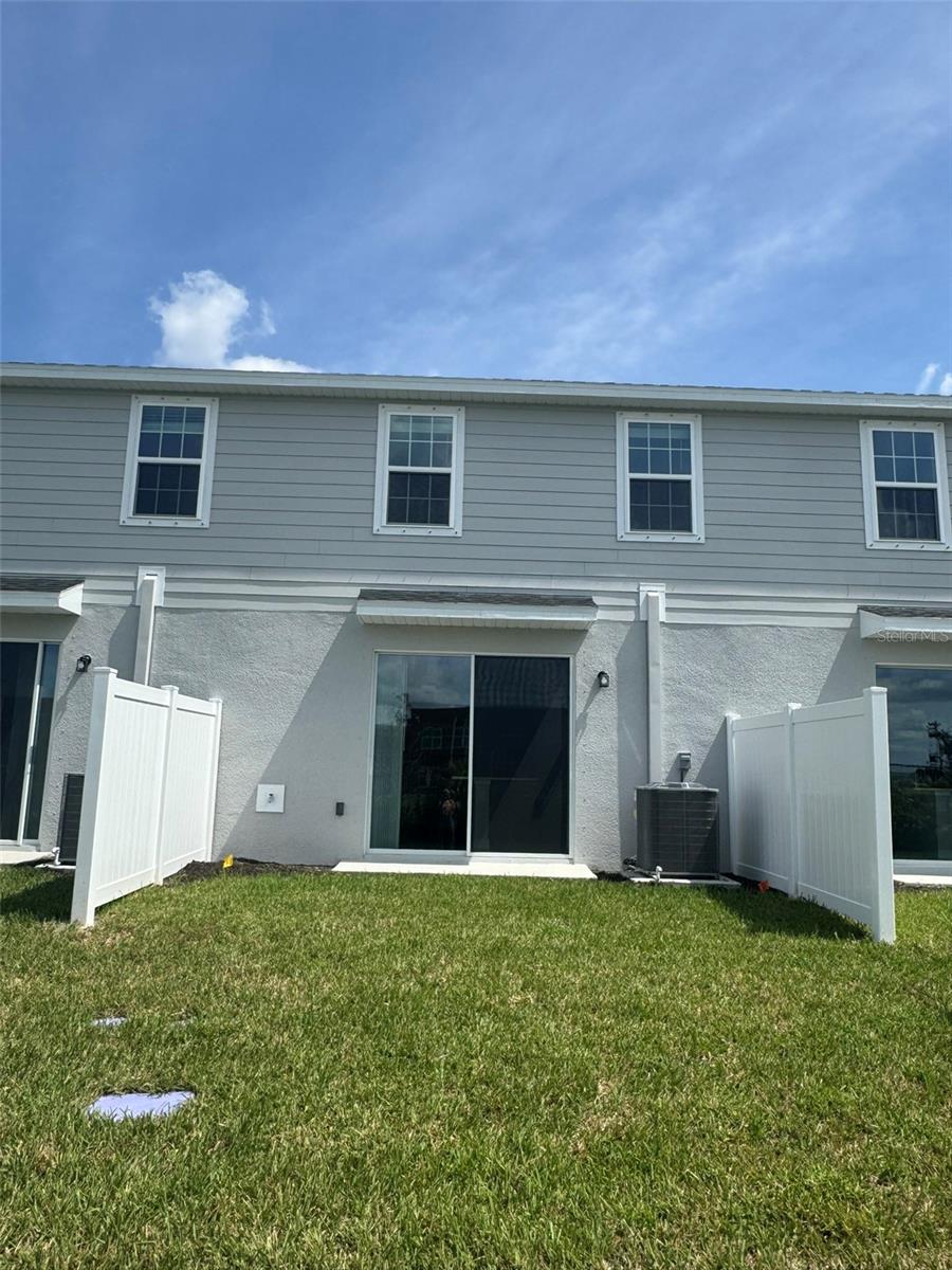 AMBER CREEK TOWNHOMES AT LAKEWOOD RANCH - Residential Lease