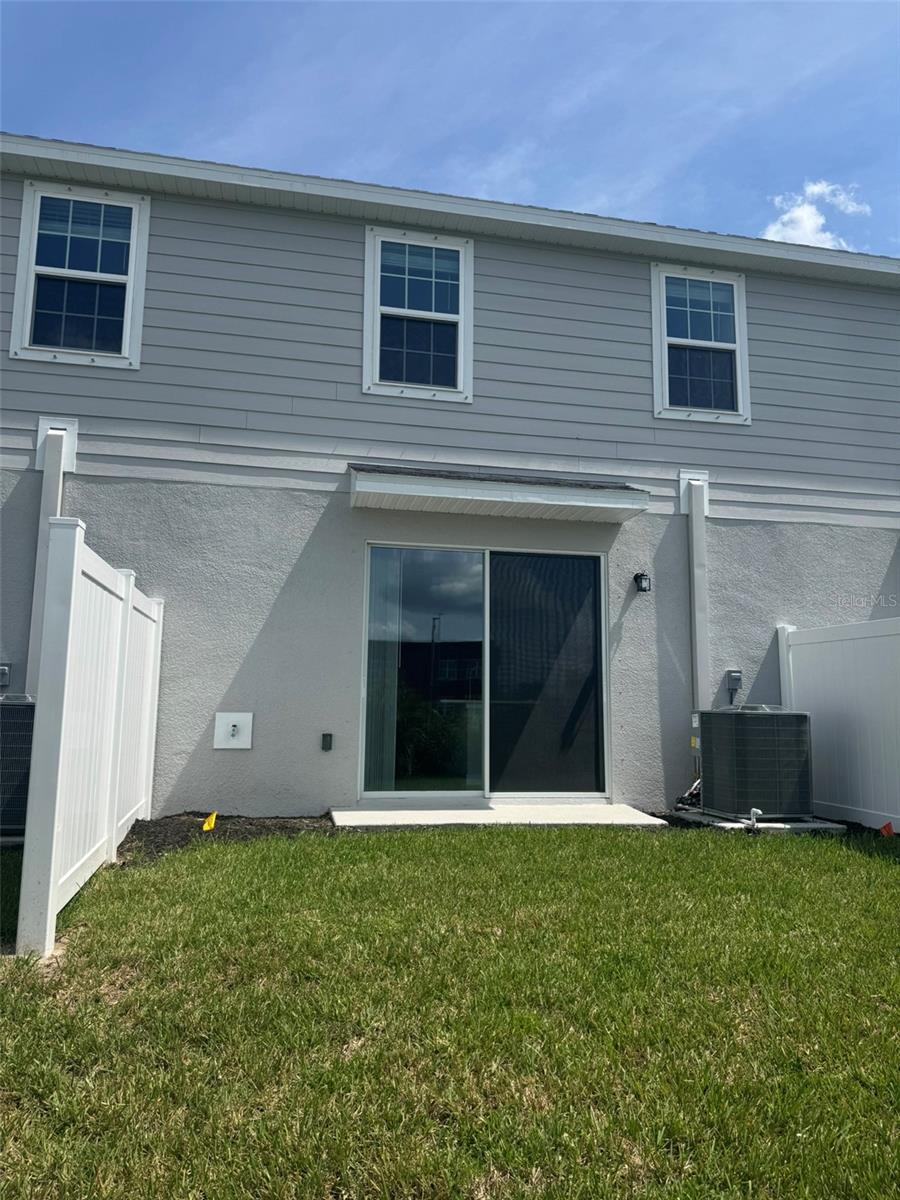 AMBER CREEK TOWNHOMES AT LAKEWOOD RANCH - Residential Lease