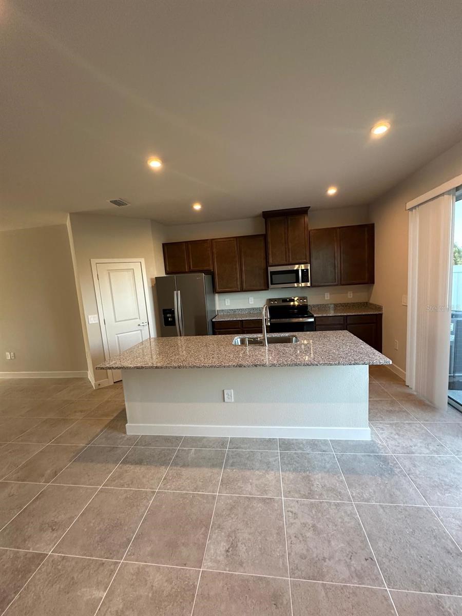 AMBER CREEK TOWNHOMES AT LAKEWOOD RANCH - Residential Lease