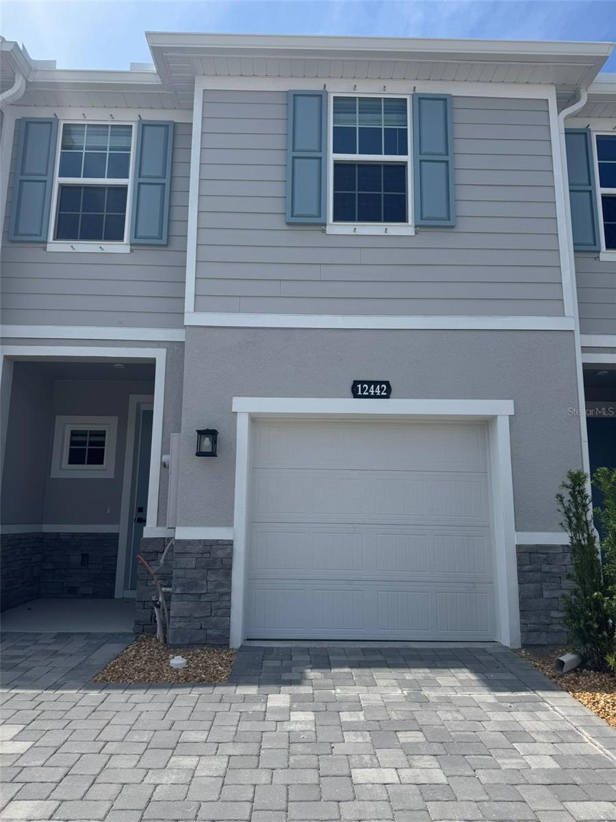 AMBER CREEK TOWNHOMES AT LAKEWOOD RANCH - Residential Lease