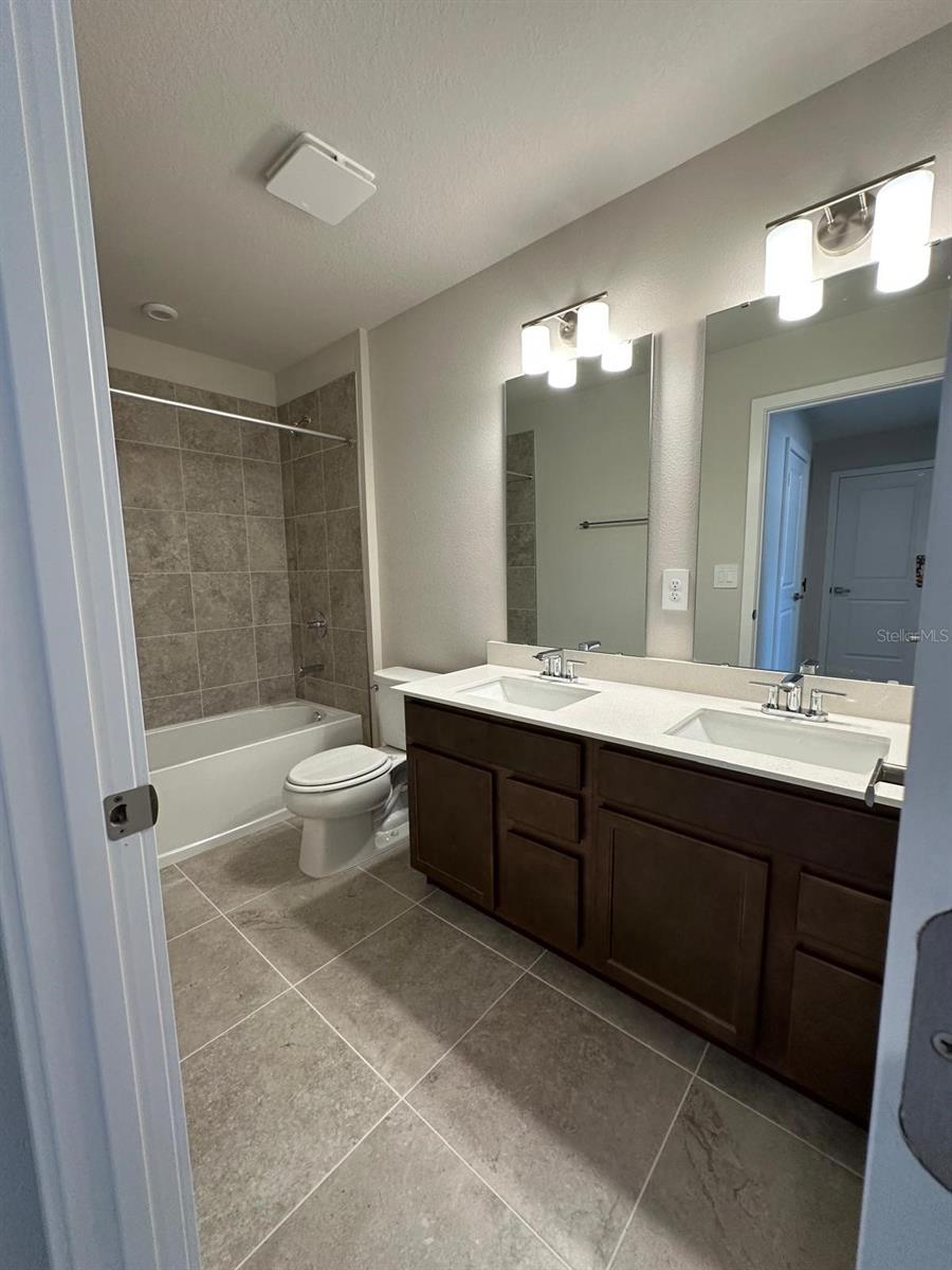 AMBER CREEK TOWNHOMES AT LAKEWOOD RANCH - Residential Lease