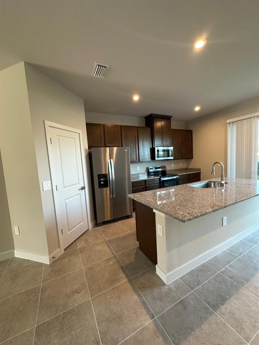 AMBER CREEK TOWNHOMES AT LAKEWOOD RANCH - Residential Lease