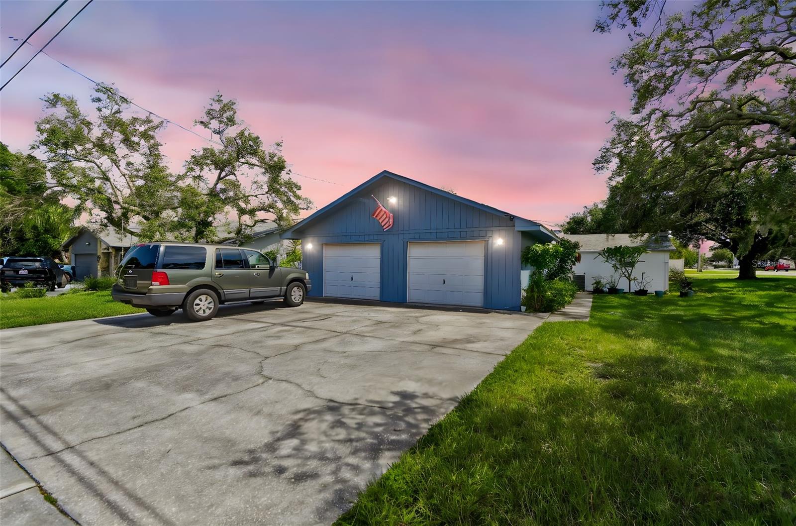 Investor Special! This cash-only opportunity sits on a desirable corner lot in the heart of Seminole, offering incredible potential for the right buyer. Zoned for highly rated Bauder Elementary, the property features 2 bedrooms and 1 bathroom, ready for a complete renovation or rebuild to maximize value. With its prime location, you’ll enjoy quick access to the Gulf Coast’s award-winning beaches, nearby Walsingham Park for outdoor recreation, and Largo Golf Course for leisurely weekends. Whether you’re looking to flip, rent, or rebuild, this is your chance to invest in one of Pinellas County’s most sought-after areas.