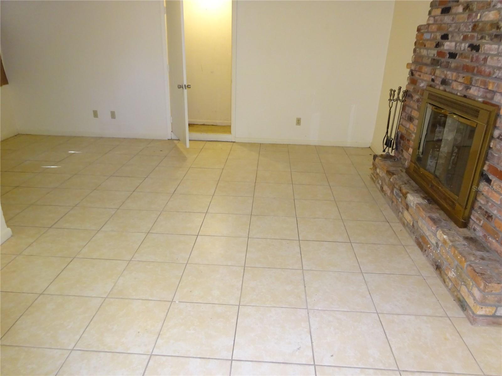 GOLF CLUB MANOR - Residential Lease