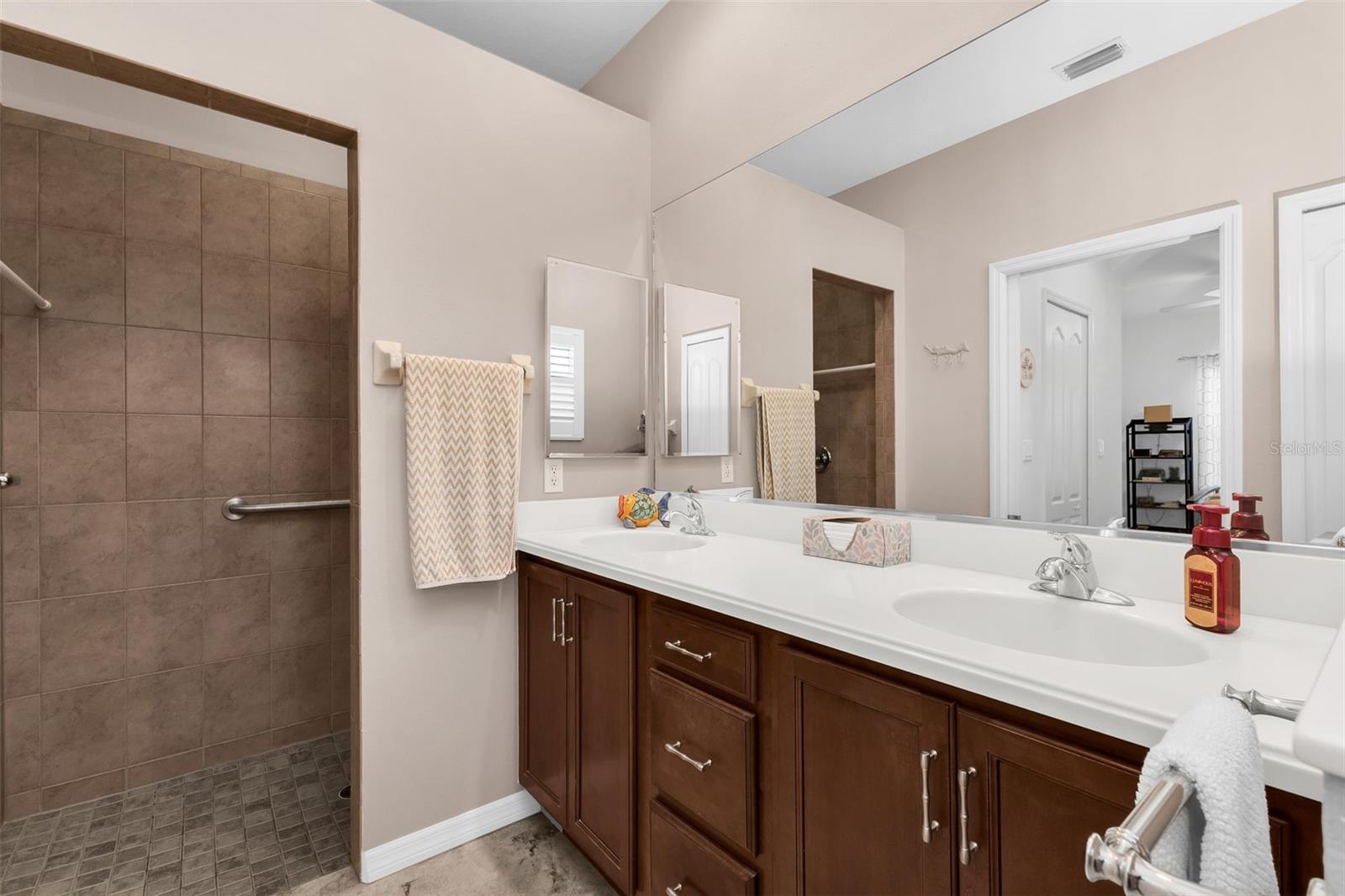 KINGS GATE PH 05 - Residential