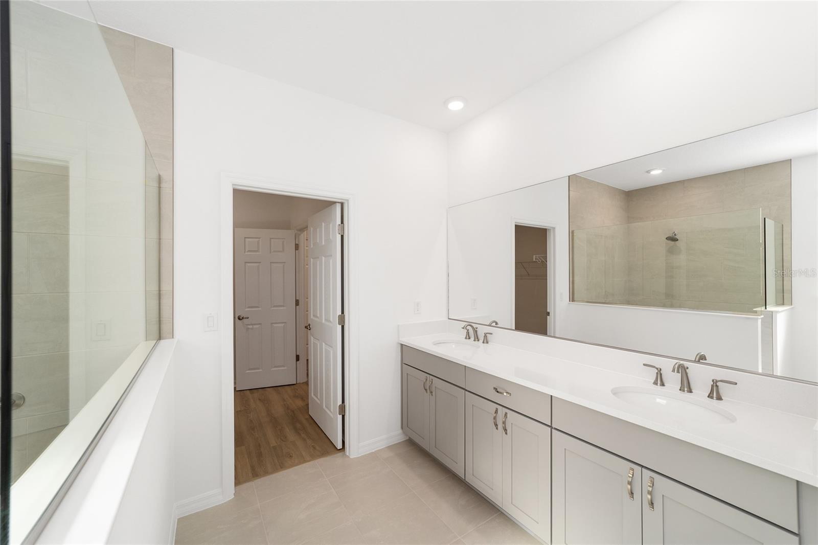 ON TOP OF THE WORLD - Residential