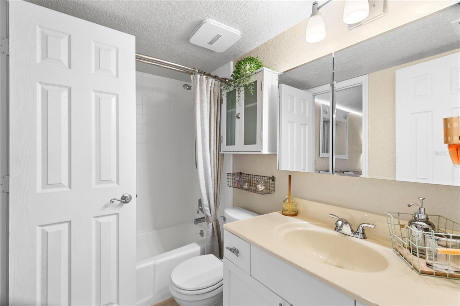 LA COSTA BRAVA LAKESIDE - Residential