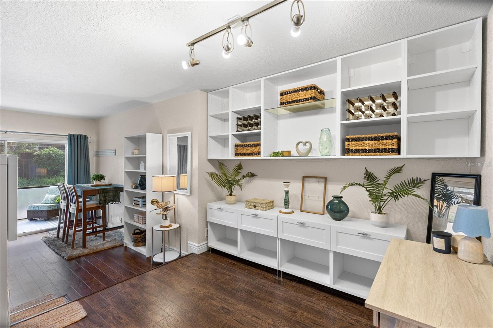 LA COSTA BRAVA LAKESIDE - Residential