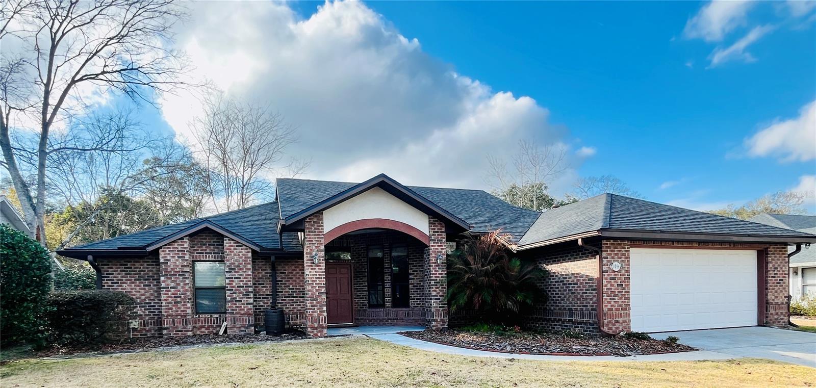 Easy to maintain ALL brick exterior. This open floor plan offers an open kitchen that has granite countertops, stainless appliances and custom back splash. It would be perfect for entertaining guest. Great room has built in shelving along with a wood burning fireplace with glass windows overlooking the back yard. Screened in back patio has sliding windows. NEW ROOF! Location is convenient to shopping, within a 10 minute commute to UF, Shand's and I-75.