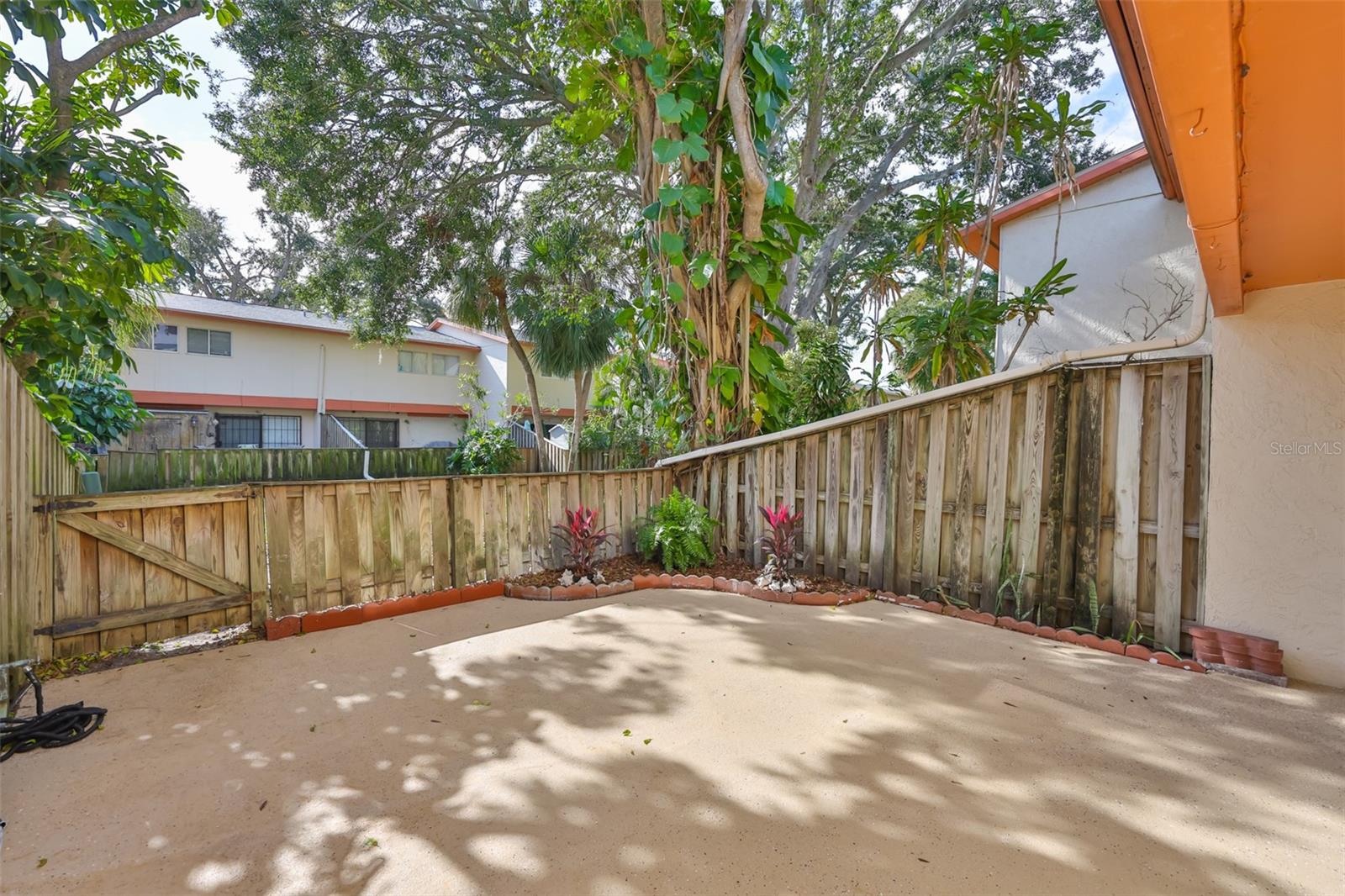 WHISPER WOOD TWNHMS CONDO - Residential Lease