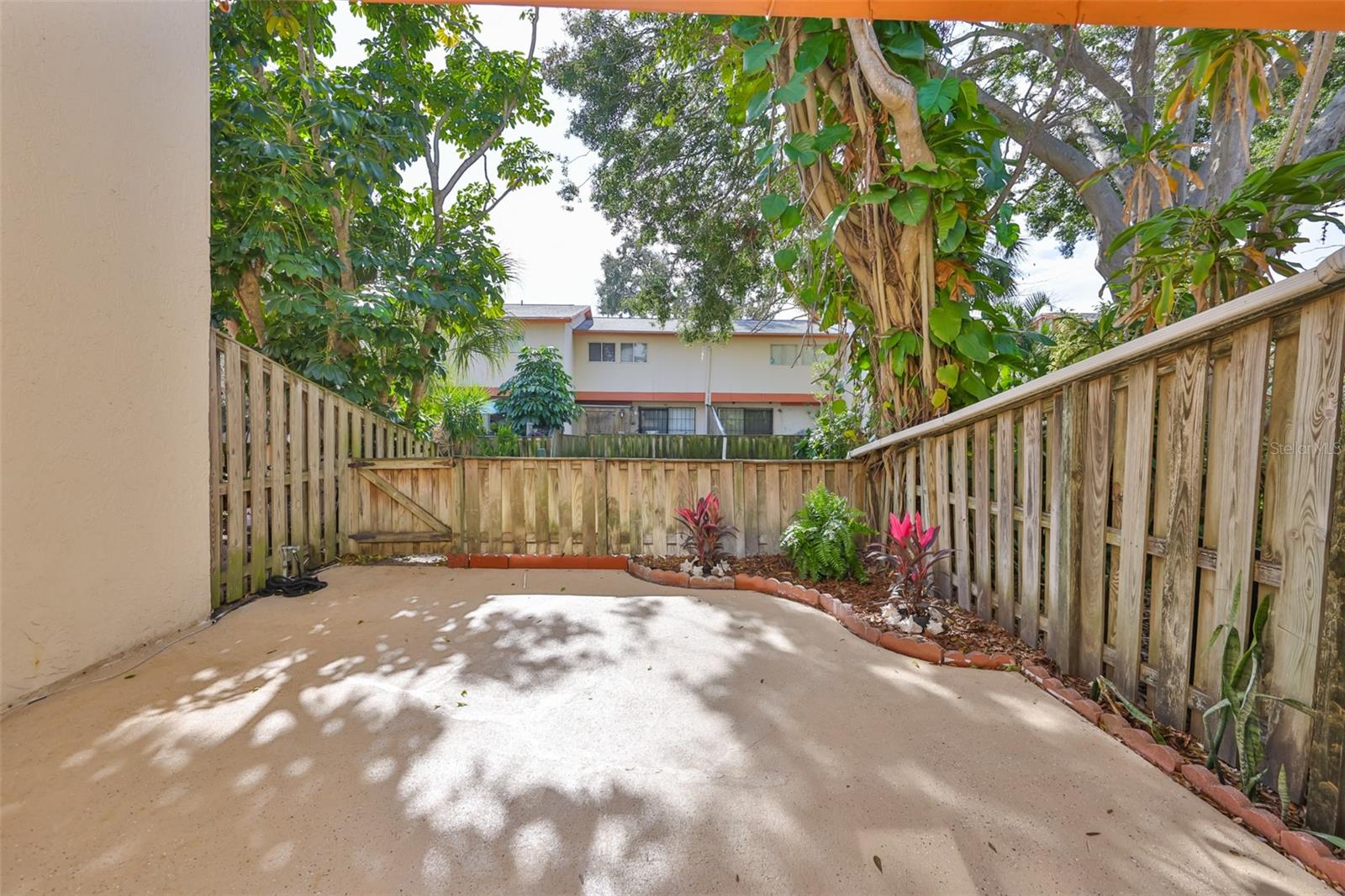 WHISPER WOOD TWNHMS CONDO - Residential Lease