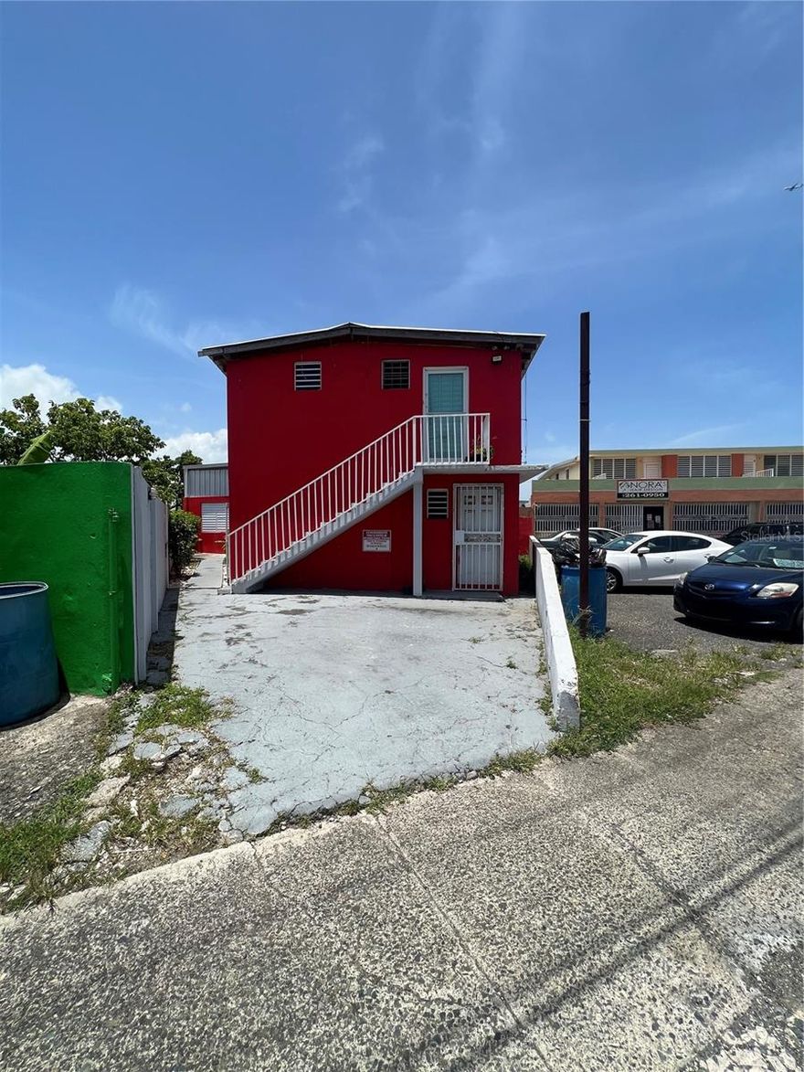 Three structures: a two story mixed materials structure fronting the Boulevard Avenue, used as a dance studio in the first level and a residential apartment in the second level. Next lies a metal structure with a ceiling height of 14 feet also used as a dance studio.  Finally, and fronting the Mireya Street is the main reinforced concrete structure with another apartment. The appraissal was $225,000.