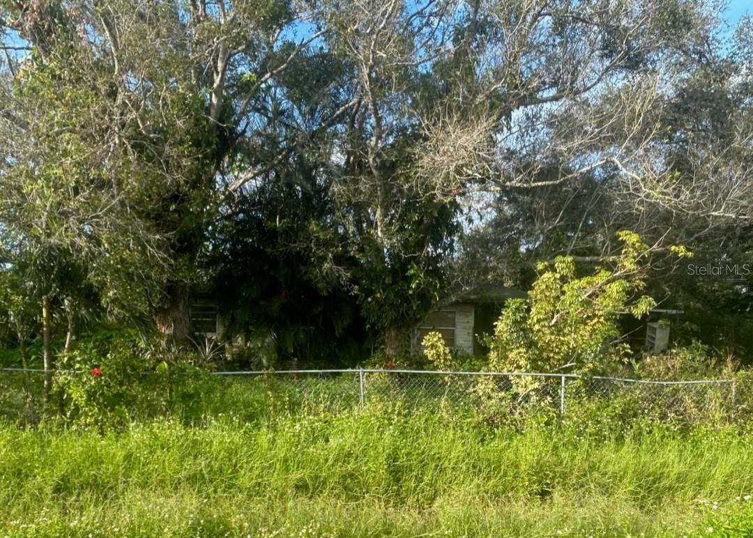 Investors and handy homeowners don't miss out on the opportunity to put your renovation skills to work and unlock the potential of this property. With its favorable location and plentiful vegetation, the possibilities are limitless. This property is ready to be transformed into a true gem.