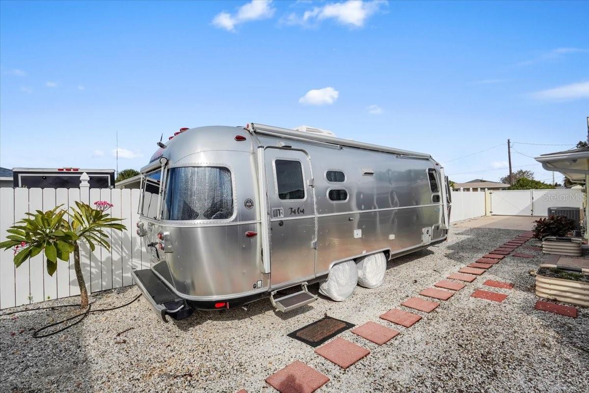 LAUREL VILLA - Residential