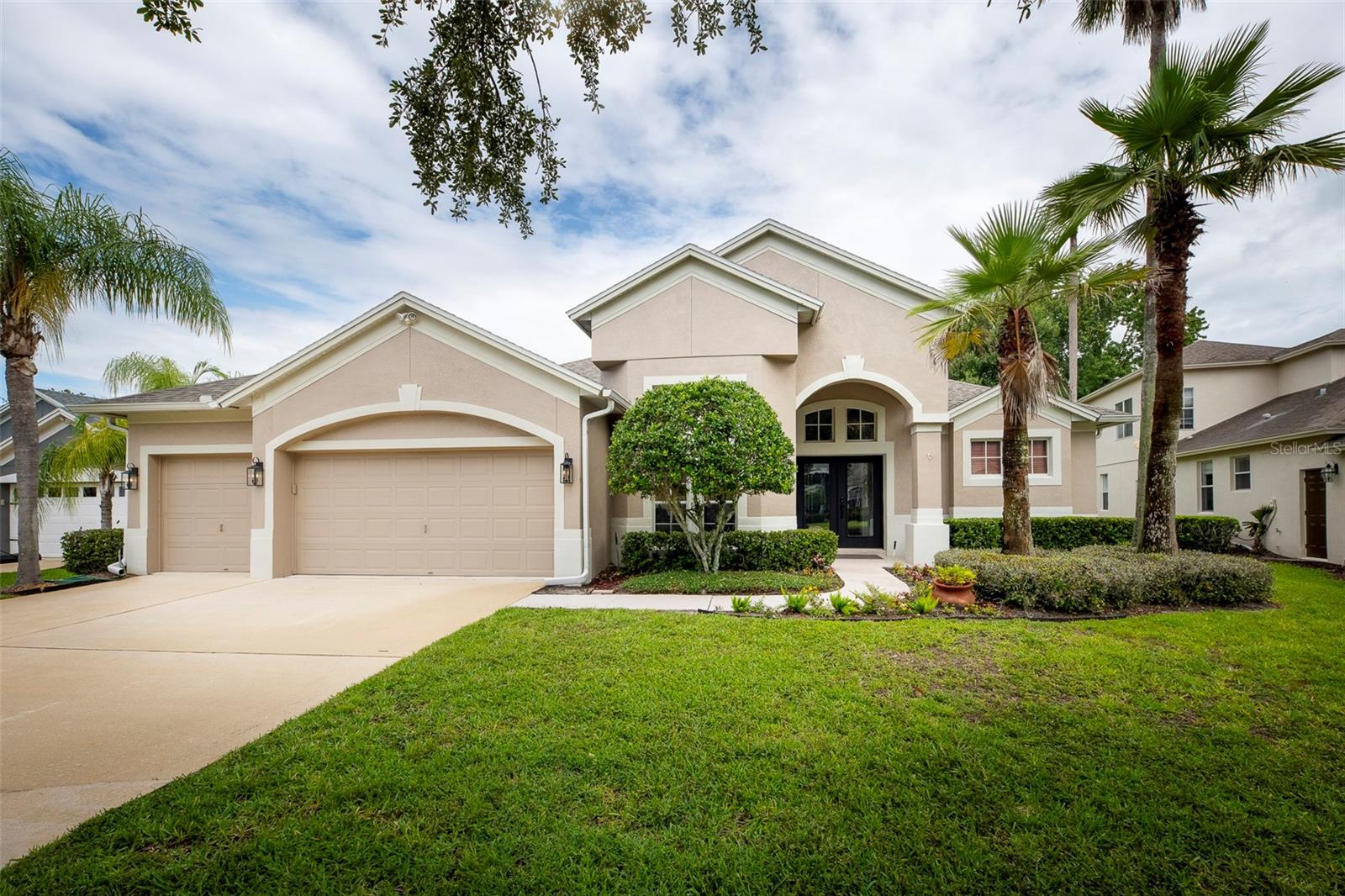 697 BROADOAK LOOP