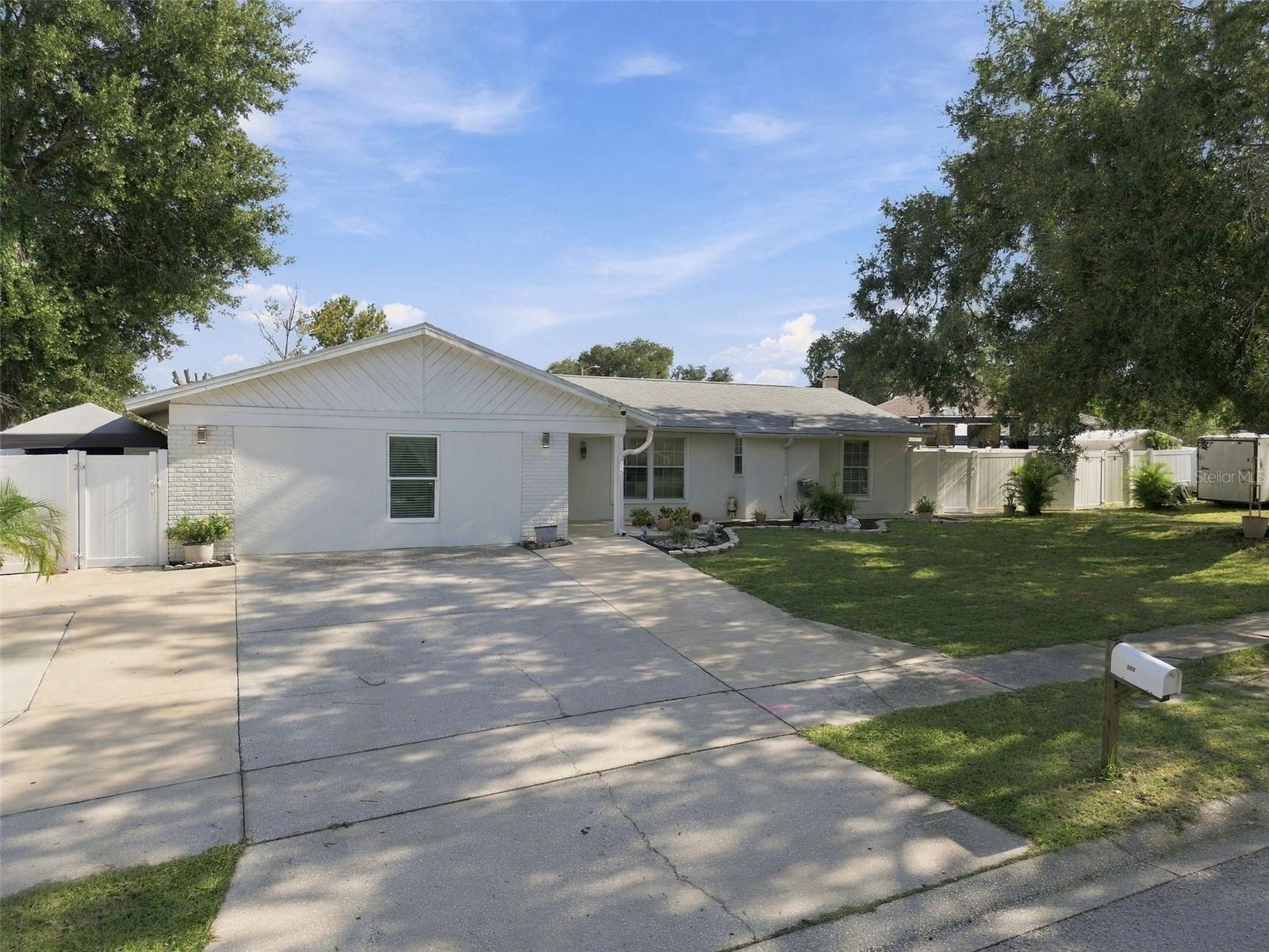 1325 OAKCREST DRIVE