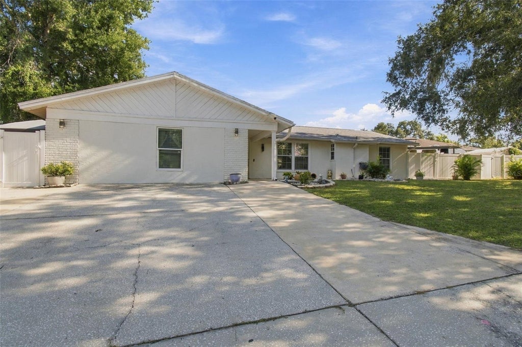 Photo of 1325 Oakcrest Drive, Brandon, FL 33510 (MLS # TB8553423)