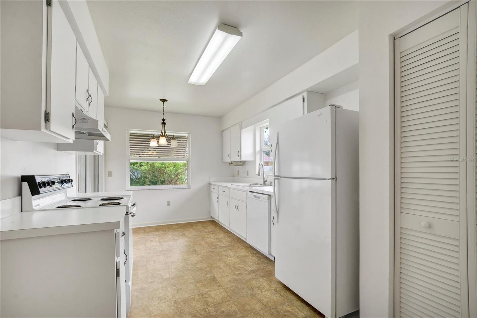 COLONNADES PH 01 - Residential