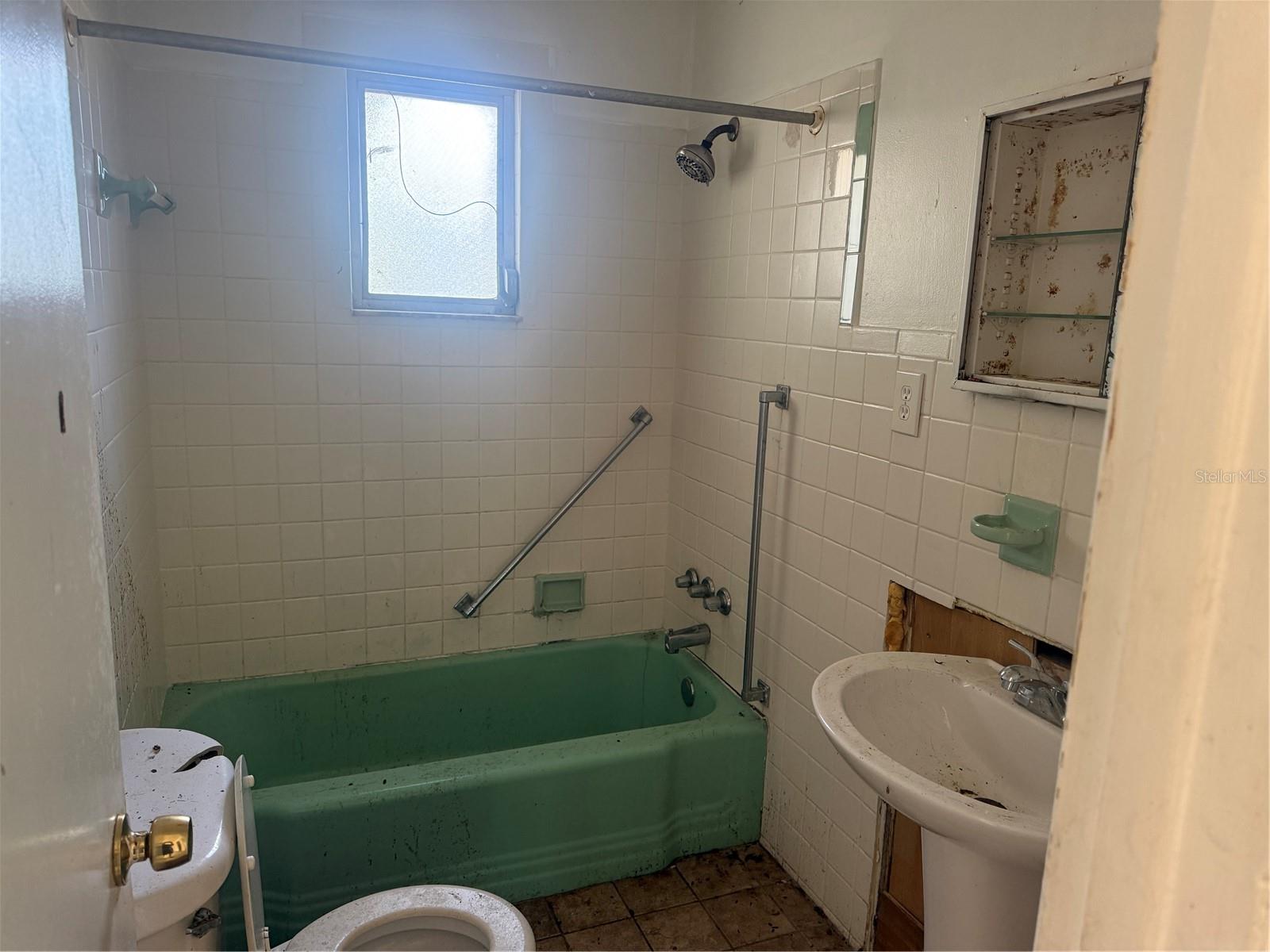 CLEVELAND NORTH - Commercial Sale