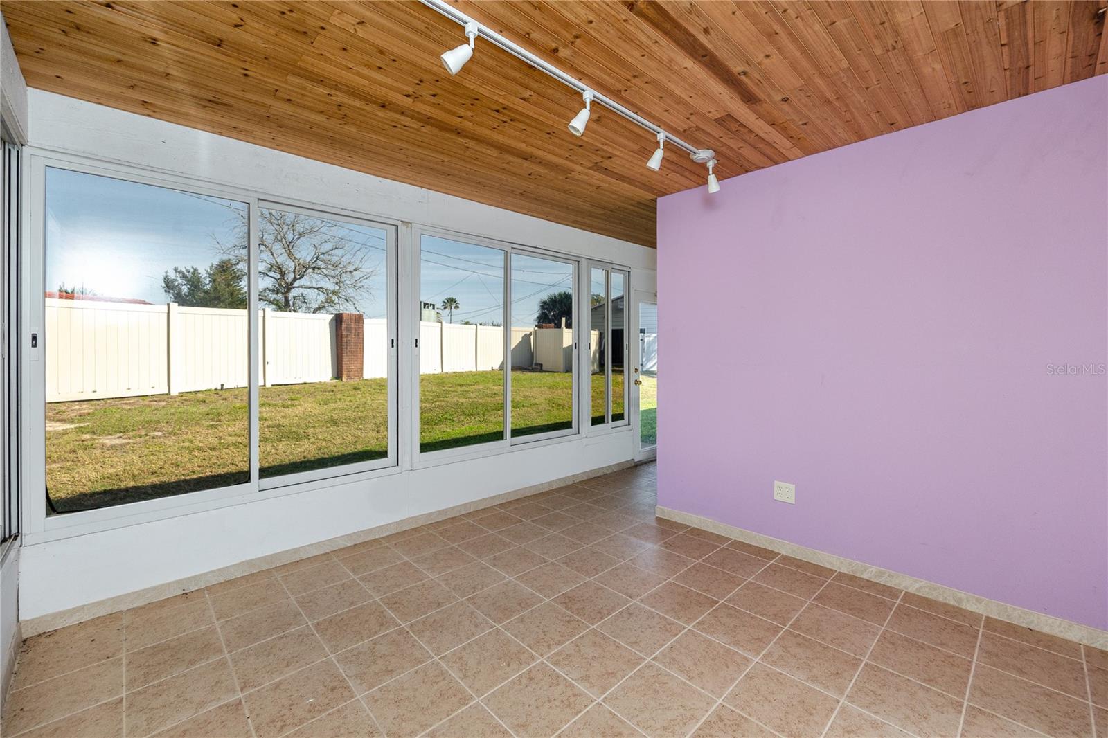 HOLIDAY LAKE VILLAS CONDO - Residential