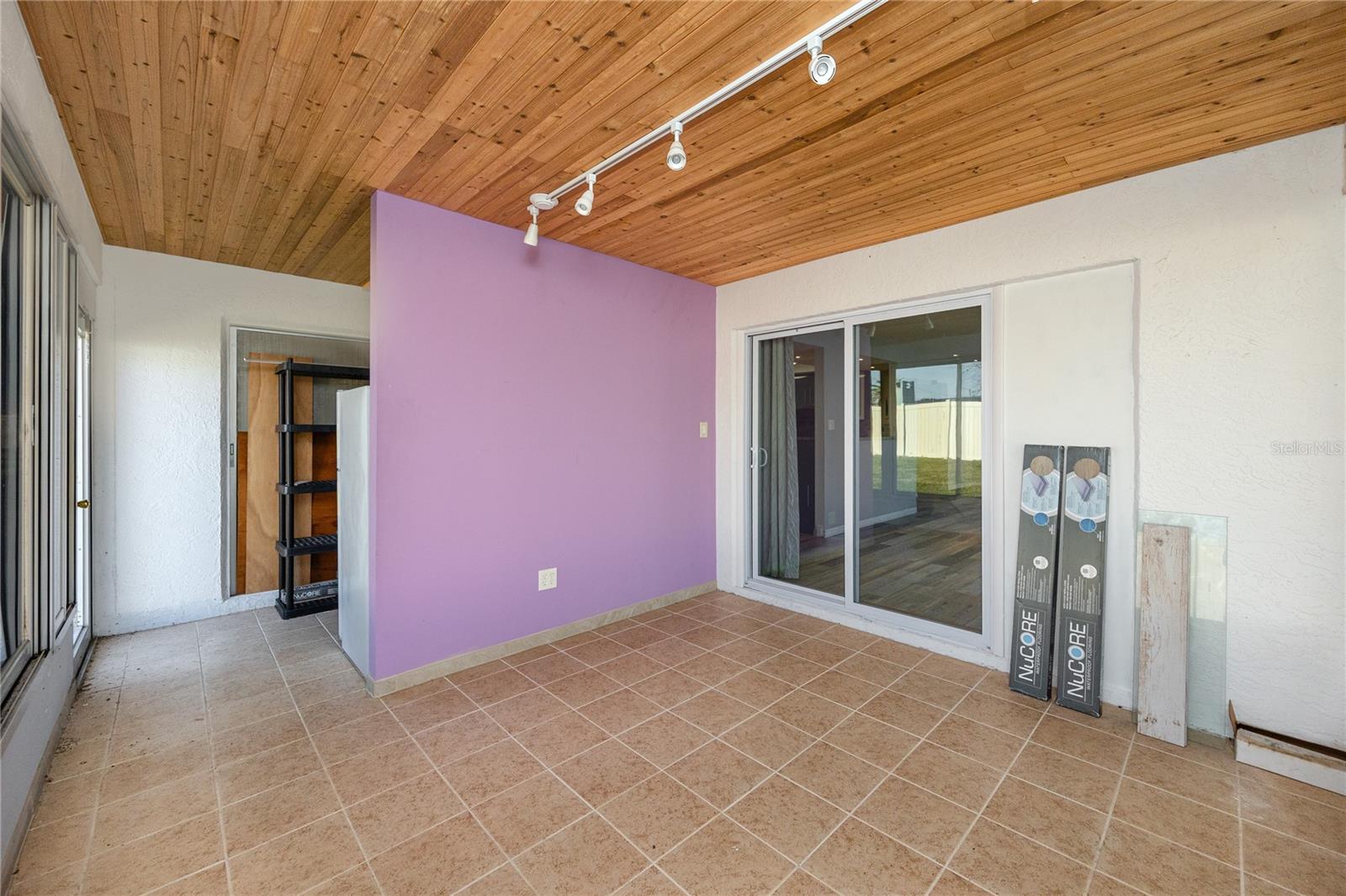 HOLIDAY LAKE VILLAS CONDO - Residential