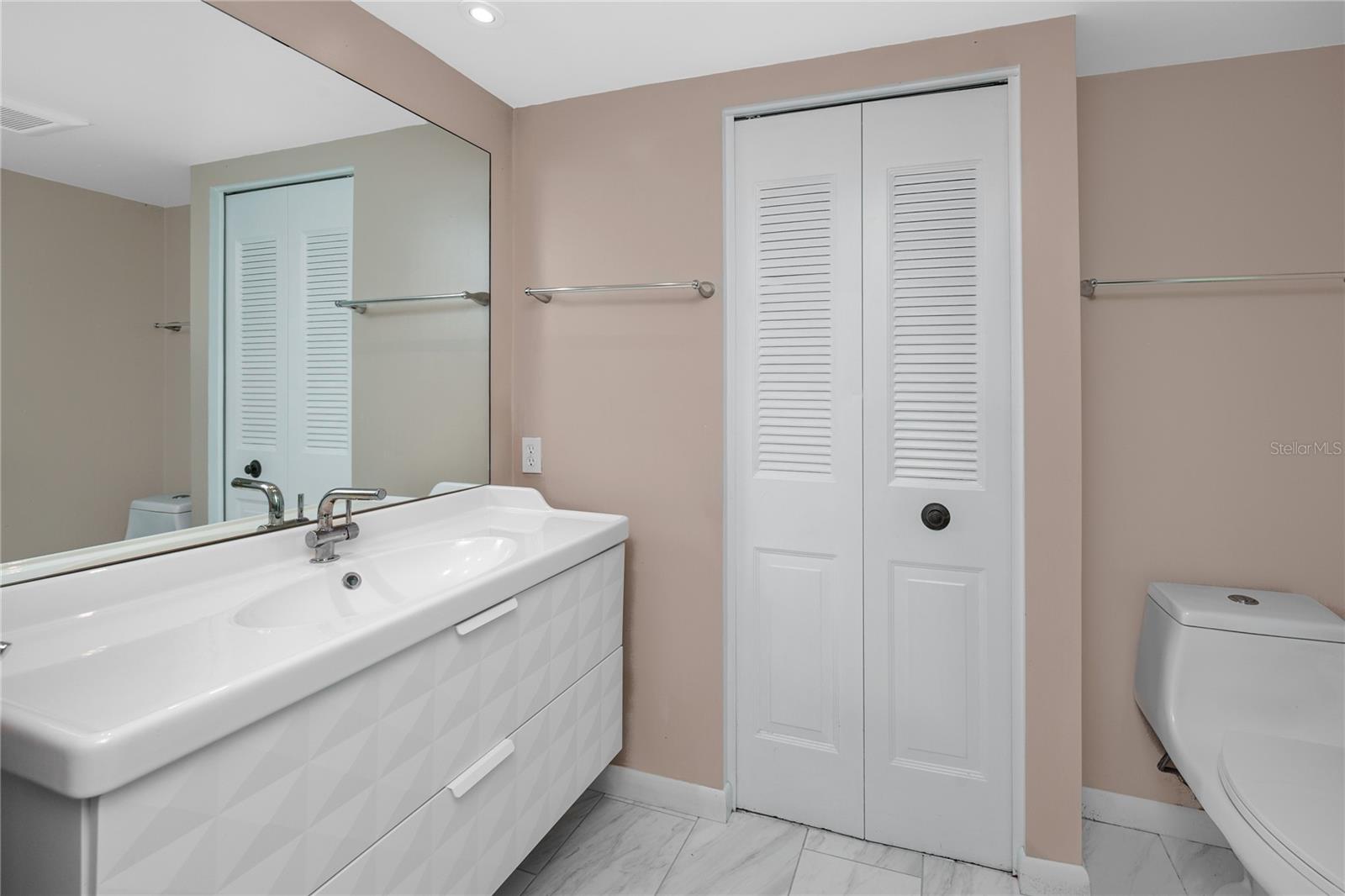 HOLIDAY LAKE VILLAS CONDO - Residential