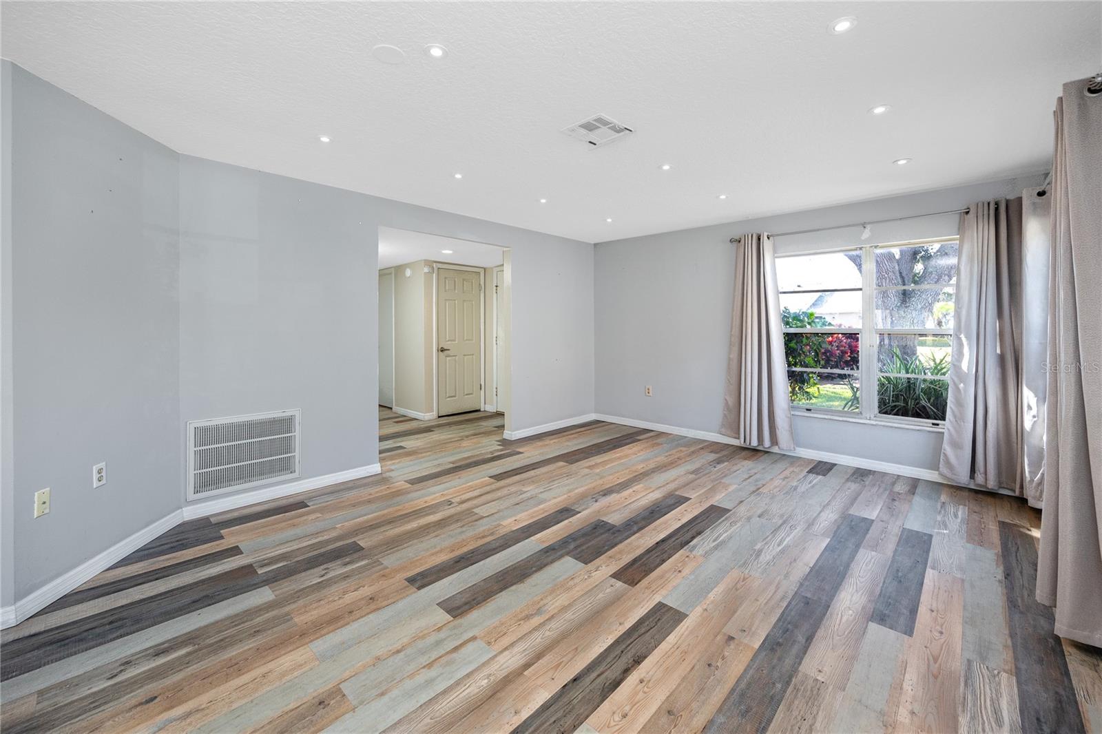 HOLIDAY LAKE VILLAS CONDO - Residential