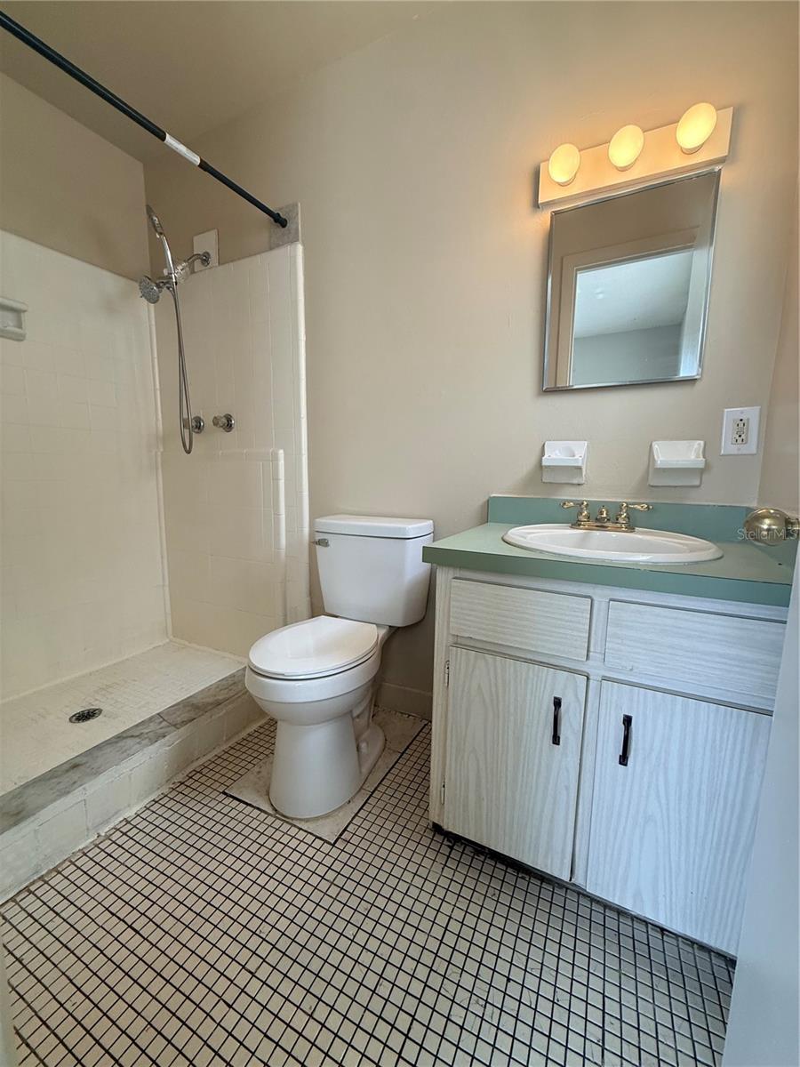 COLLEGE ARMS ESTATES UNIT 01 - Residential Lease