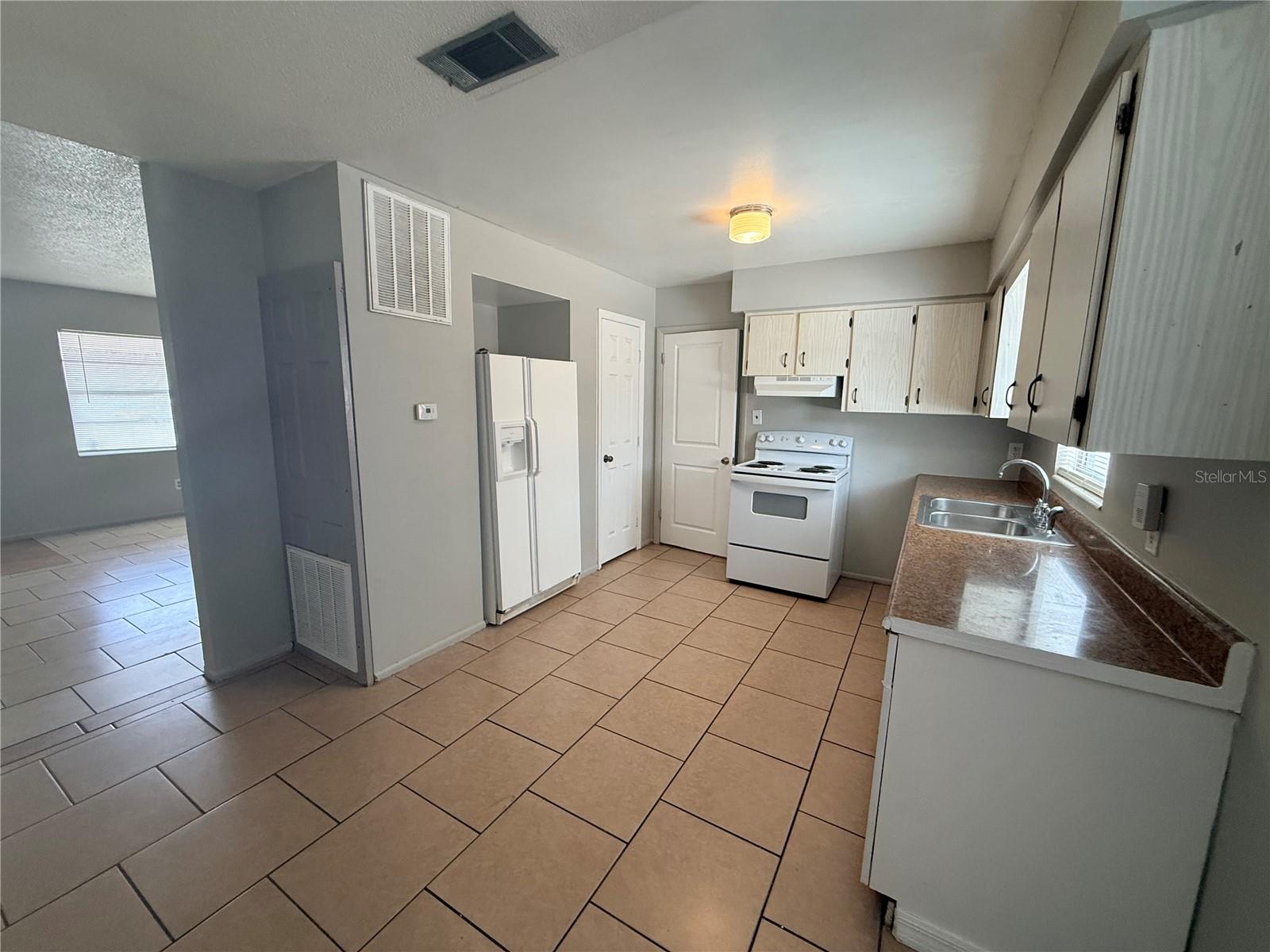 COLLEGE ARMS ESTATES UNIT 01 - Residential Lease