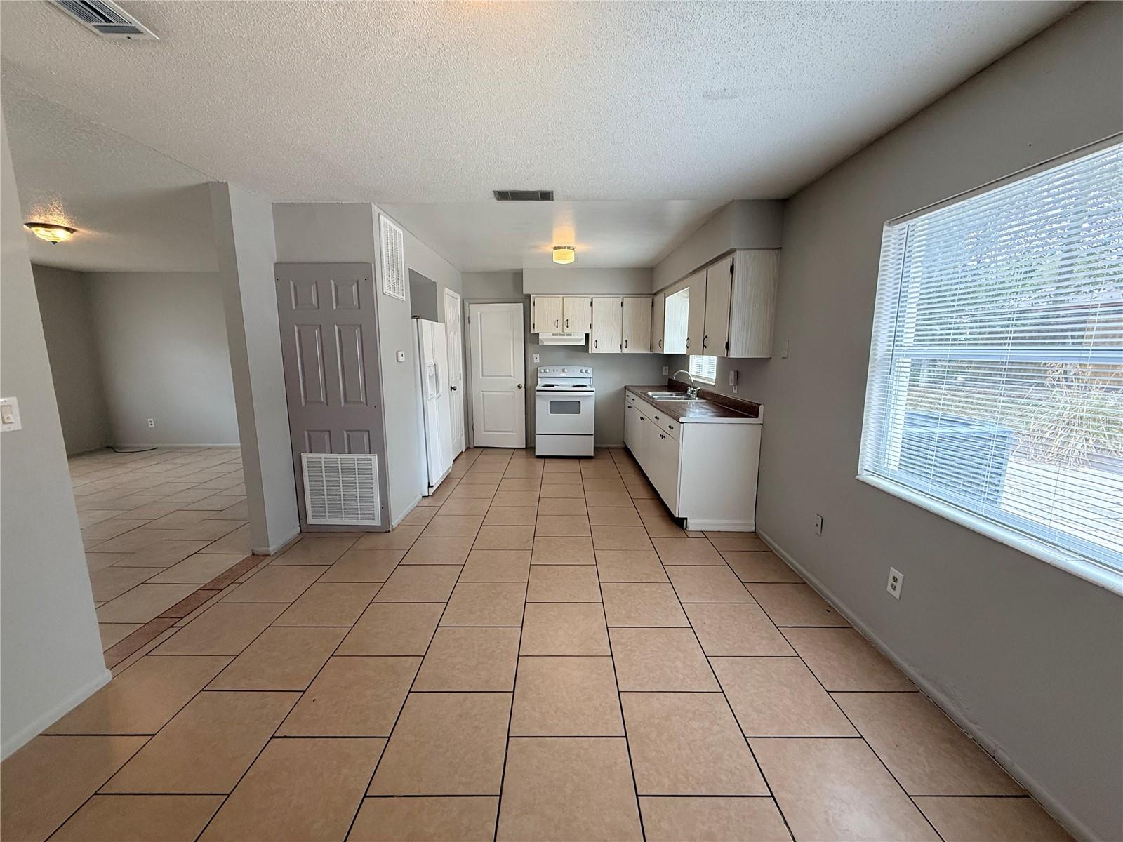 COLLEGE ARMS ESTATES UNIT 01 - Residential Lease