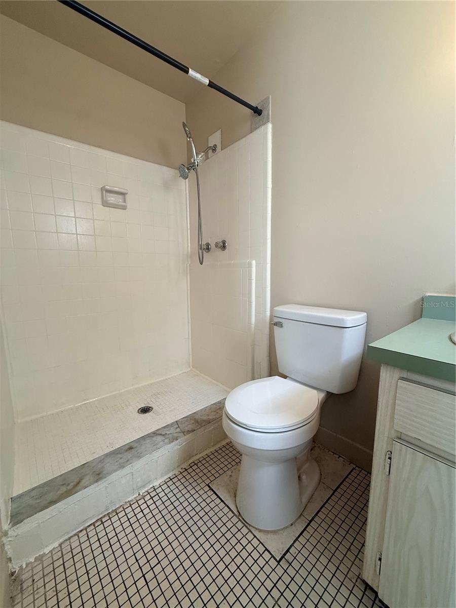 COLLEGE ARMS ESTATES UNIT 01 - Residential Lease