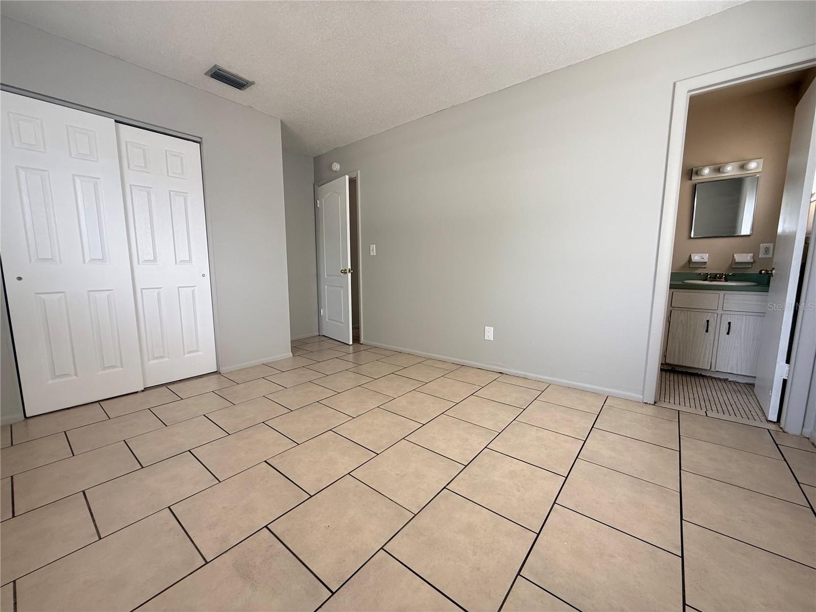 COLLEGE ARMS ESTATES UNIT 01 - Residential Lease