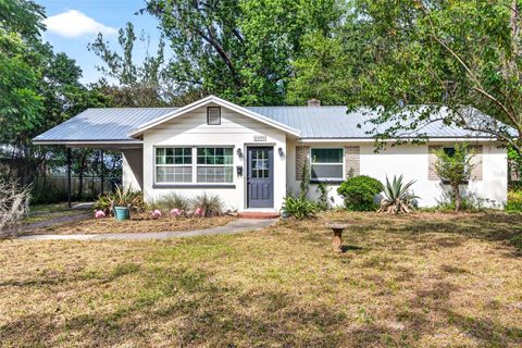 Photo of 1006 NE 12th Avenue, Gainesville, FL 32601 (MLS # GC539591)