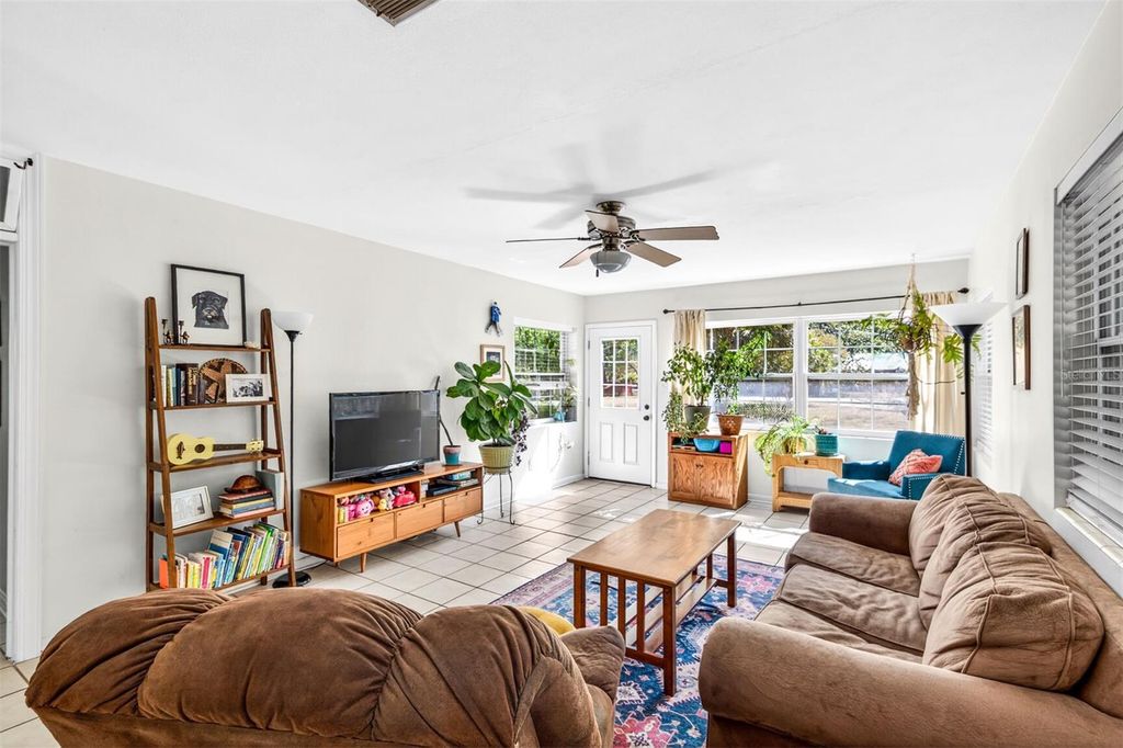 Photo of 1006 NE 12th Avenue, Gainesville, FL 32601 (MLS # GC539591)